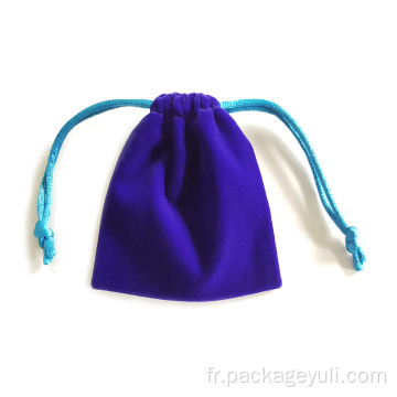 petit sac de velours différent de couleur pour choisir